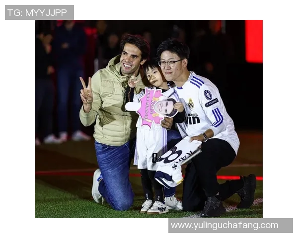 足球明星与女记者亲密互动引发热议现场照片曝光引发粉丝热情讨论